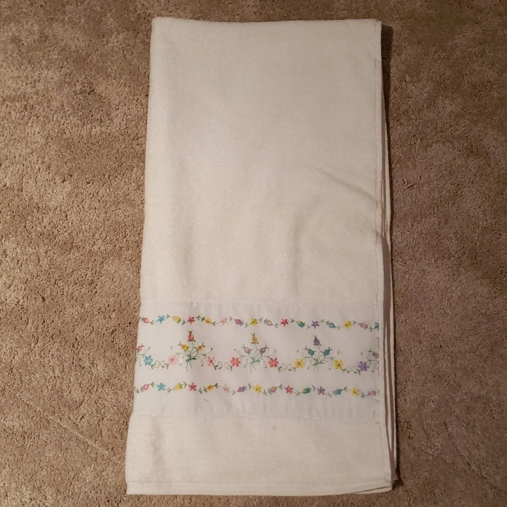 New Vintage Oscar De La Renta bath towel Royal Family Cannon floral embroidery